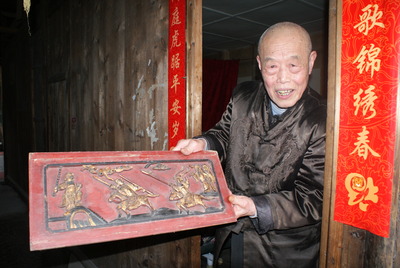 82岁的王殿章老人向记者展示他收藏的“宝贝”。.jpg 82岁的王殿章老人向记者展示他收藏的“宝贝”。.jpg