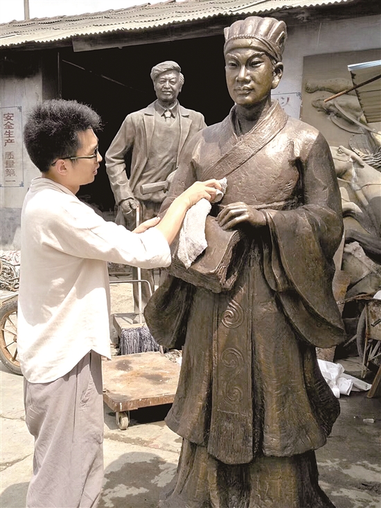 李长青为蔡伦塑像。.jpg